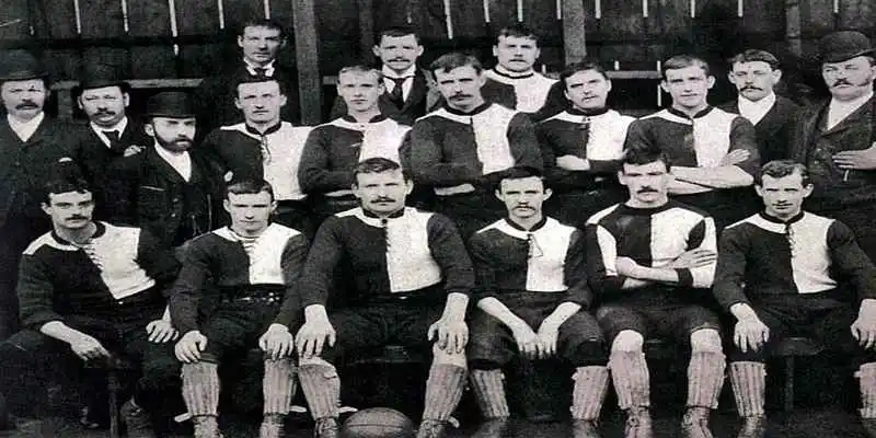 Các cầu thủ Newton Heath LYR và bức ảnh đầu tiên của đội bóng